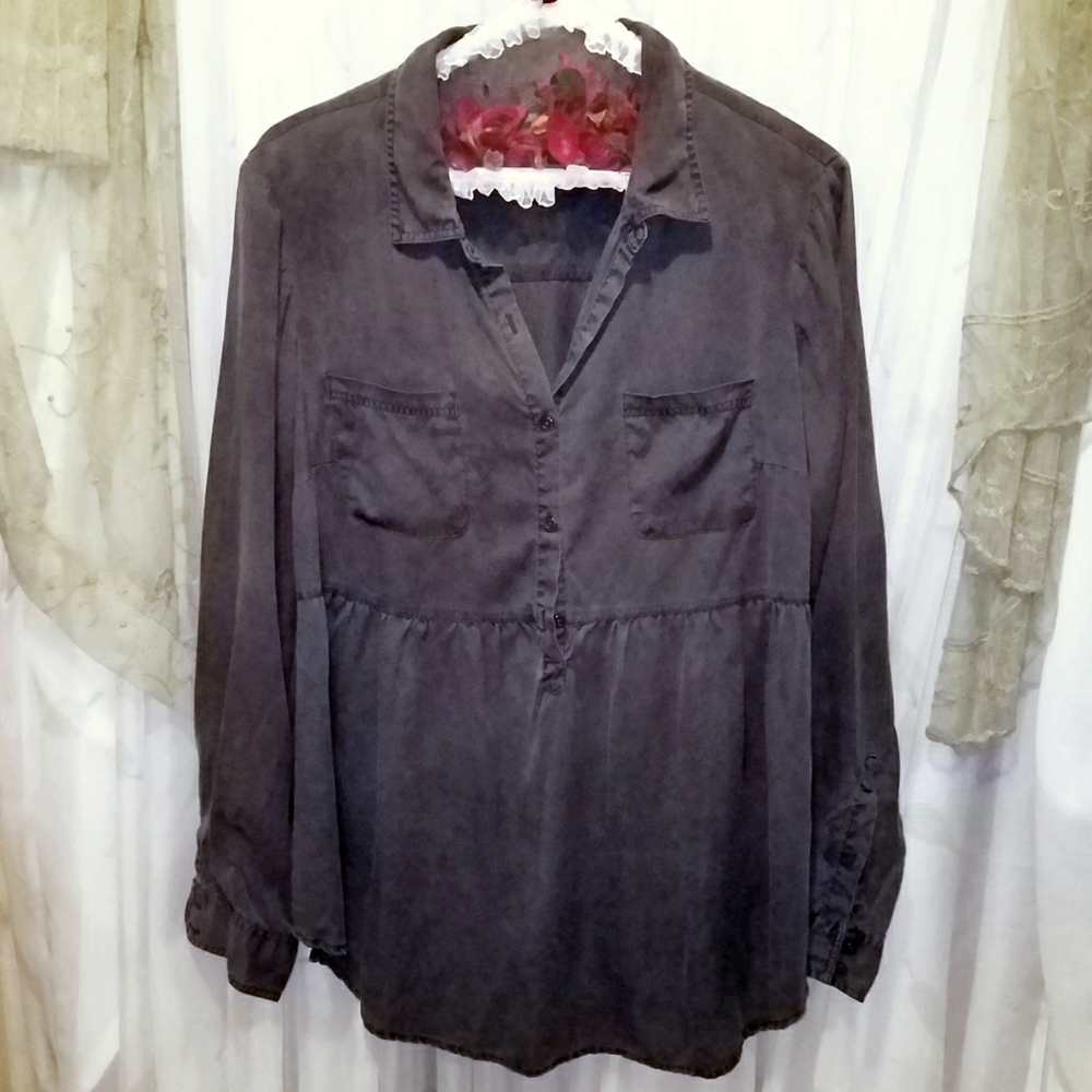 Torrid Long Sleeve Empire Waist Button V-Neck Gray Top Women Sz 1 (16-18) EUC